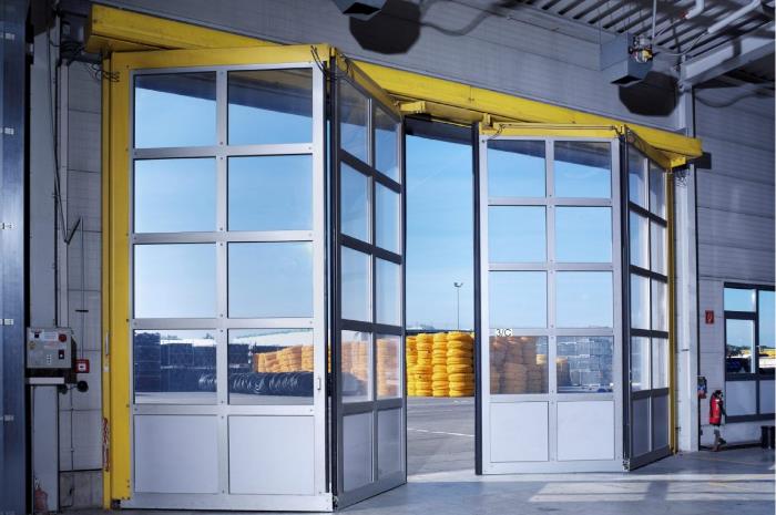 The horizontal folding movement of the high-speed folding doors ensures that the full clearance height is completely free.