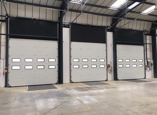 ISO 60 mm sectional doors are overhead doors with extra-insulating and sealing properties that are mainly used in locations where the division between different climate zones is important.