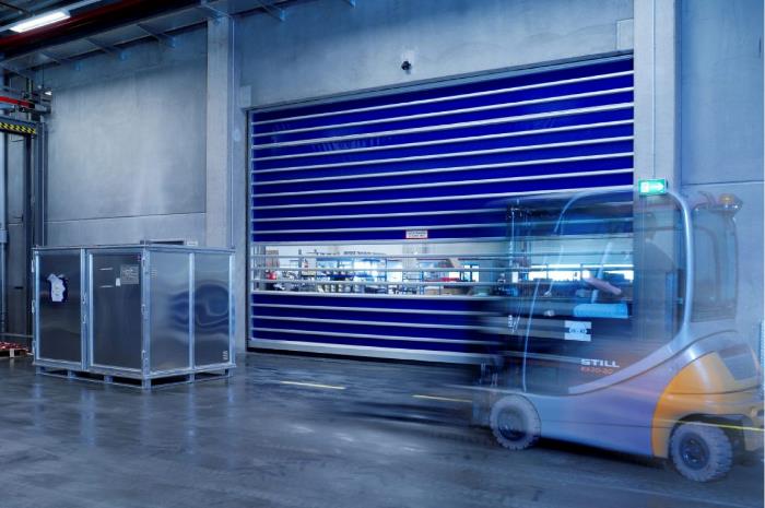 The high-speed turbo roll-up door EFA-STR® opens at an incredible speed up to 4 m/s thanks to its spiral technology, making it our fastest industrial door.