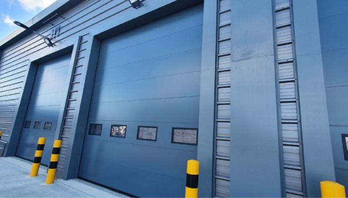 The ISO 40 mm sectional door combines excellent heat-insulating and sound-absorbing properties with modern design.