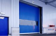 The high-speed roll-up doors in the R series from EFAFLEX are extremely economical door systems for indoor use which are characterised by their exceptionally fast opening and closing speeds